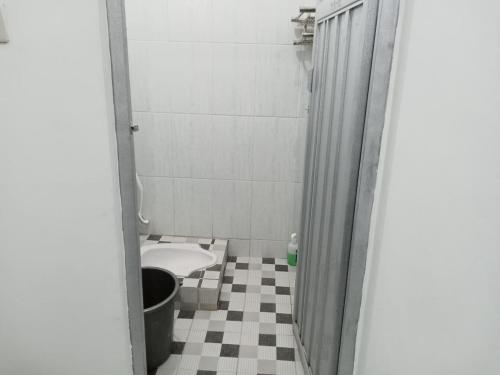 普禾加多的住宿－homestay lima kamar tidur purwokerto，一间带卫生间和水槽的小浴室
