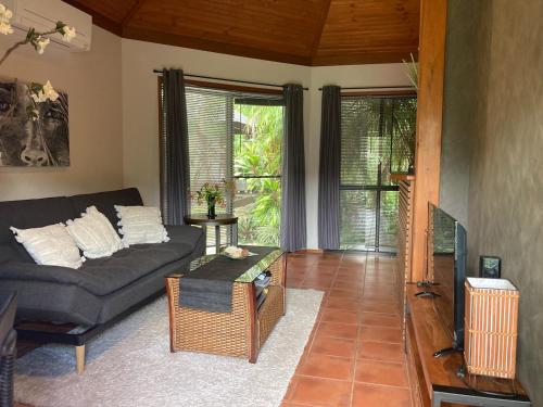 Χώρος καθιστικού στο Forest Lodge: Bali-Style Retreat