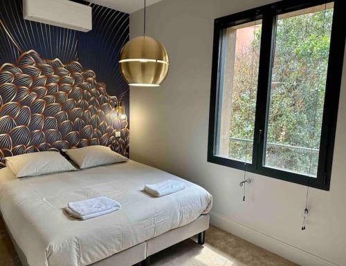 - une chambre avec un lit doté d'une tête de lit rembourrée et d'une fenêtre dans l'établissement Maison Fitzgerald, à Vichy