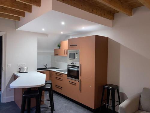 - une cuisine avec un comptoir et une cuisinière four supérieur dans l'établissement Maison Fitzgerald, à Vichy