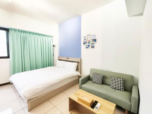 Postel nebo postele na pokoji v ubytování 台中住宿