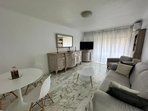 un salon avec un canapé et une table dans l'établissement Nice Signature Baumettes, à Nice