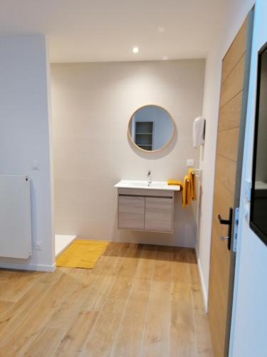 une salle de bain avec un lavabo et un miroir dans l'établissement LOFT DE SOPHIE & YOHAN plain pied, à Saint-Martin-Boulogne