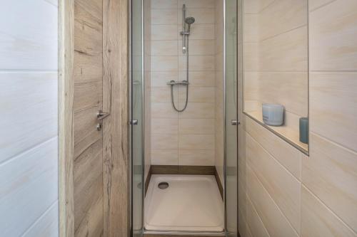 a shower stall with a toilet in a bathroom at Ferienhaus Bornwiese in Schwalmtal