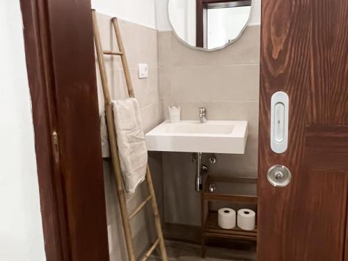 ein Badezimmer mit Waschbecken und Spiegel in der Unterkunft Vivelorural Abuela María 2, a place for families in San Bartolomé de Tirajana