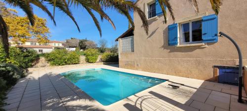une piscine dans l'arrière-cour d'une maison dans l'établissement Villa 4 Etoiles Climatisée, Piscine, Parking, à Saint-Cyr-sur-Mer