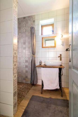 a bathroom with a sink and a mirror at Tulipános Porta in Sarud