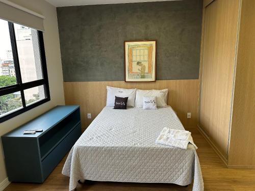 um quarto com uma cama com duas almofadas em TrevizZo N.urban Pinheiros em São Paulo