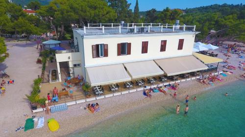 an overhead view of a building on a beach at Beach rooms Riviera - Žuta Kuća in Makarska