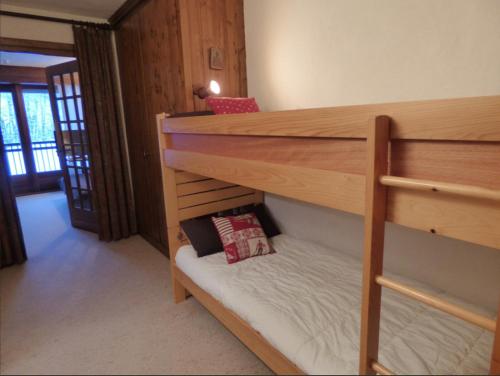 Ce lit superposé se trouve dans un dortoir doté de lits superposés. dans l'établissement Studio au pied des pistes et golf Megeve, à Megève