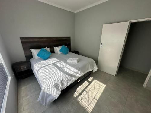 Katil atau katil-katil dalam bilik di Beswick Guesthouse