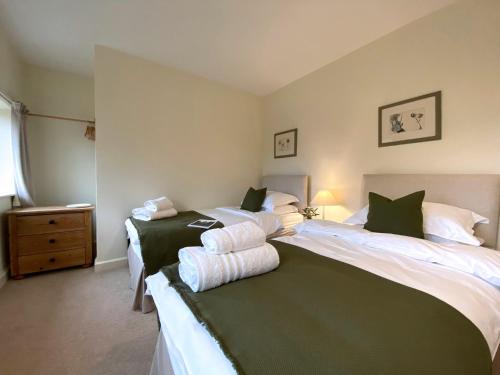 1 dormitorio con 2 camas con sábanas verdes y blancas en 4 Bed in Goathland G0042 en Goathland