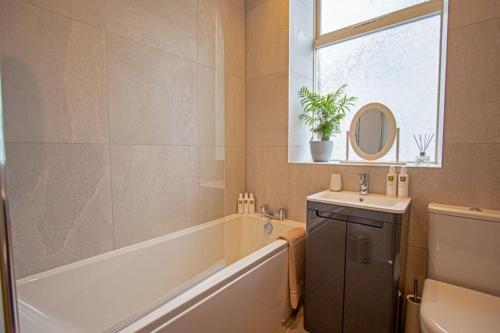 Bilik mandi di Beautiful central Windermere Apartment