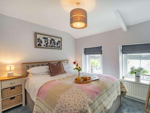 ein Schlafzimmer mit einem Bett mit einer Obstschale darauf in der Unterkunft 2 Bed in Rothbury 87902 in Rothbury