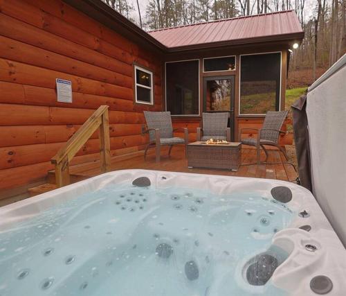 Fotografie z fotogalerie ubytování Rustic Modern Cabin with Hot Tub near rafting and Great Smokey Mountains v destinaci Bryson City