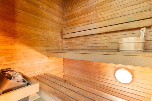 Фотография из галереи City center apartment with free parking and sauna в Таллине