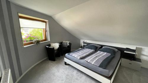 Postel nebo postele na pokoji v ubytování wunderschöne "Ferienwohnung-Simmerath" Eifel NordEifel Nationalpark