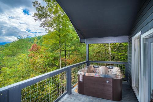 Μπαλκόνι ή βεράντα στο Country Bear Hideaway By Stony Brook Cabins