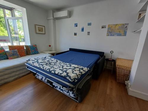 une chambre avec un lit et une fenêtre dans l'établissement Studio lumineux, à Marseille