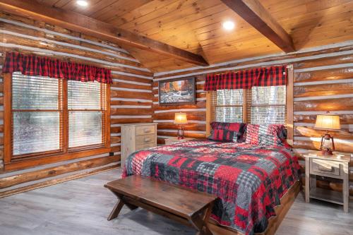 Ένα ή περισσότερα κρεβάτια σε δωμάτιο στο Buckhorn Hideaway By Stony Brook Cabins