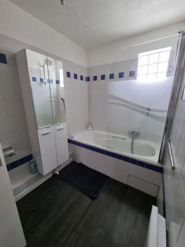 une salle de bain avec une baignoire, une douche et un lavabo dans l'établissement appartement avec terrasse tropézienne, à Fréjus
