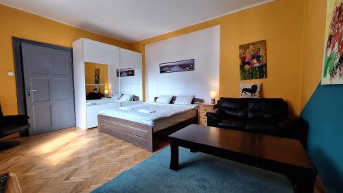 un soggiorno con letto e divano di Great Buda Apartman a Budapest