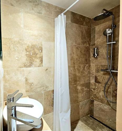 une salle de bain avec une douche avec des toilettes et un lavabo dans l'établissement L'écrin nîmois - clim - centre ville, à Nîmes