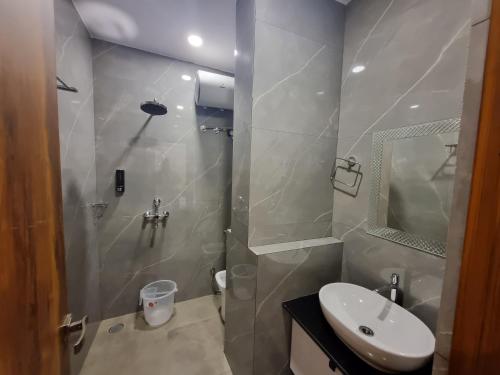 La salle de bains est pourvue de toilettes, d'un lavabo et d'une douche. dans l'établissement The Robin- A Boutique Hotel, à Jaipur