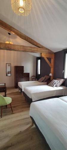 - une chambre avec 4 lits dans l'établissement Les Granges d'En Naoua, Grand gite avec Piscine, à Maubec