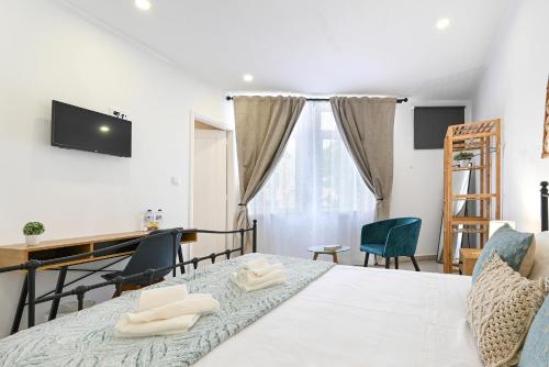 a bedroom with a bed and a desk and chairs at Casa Maya in Porto