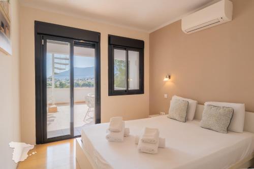 - une chambre avec un lit blanc et un balcon dans l'établissement Casa Fernando - CostaBlancaDreams, à Calp