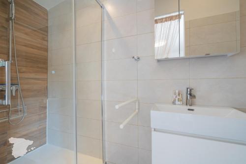 La salle de bains est pourvue d'une douche et d'un lavabo. dans l'établissement Casa Fernando - CostaBlancaDreams, à Calp