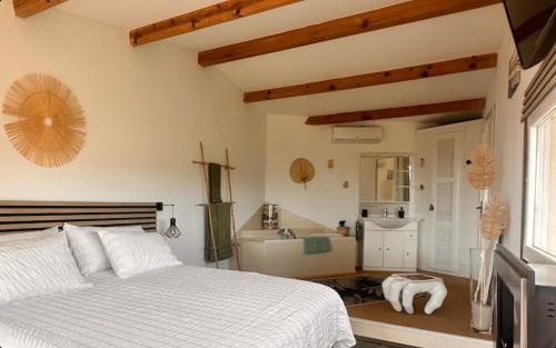 une chambre avec un lit, une baignoire et un lavabo dans l'établissement Villa ANCHORAGE vue mer panoramique, à Porto-Vecchio