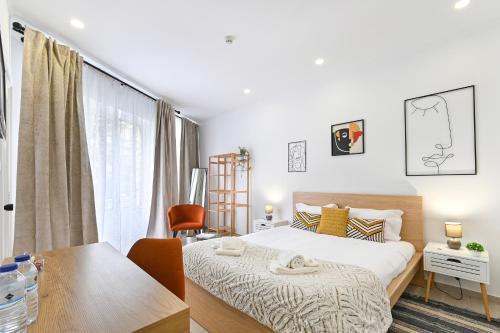 a small bedroom with a bed and a table at Casa Maya in Porto