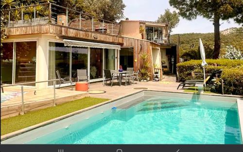 une piscine devant une maison dans l'établissement Villa ANCHORAGE vue mer panoramique, à Porto-Vecchio