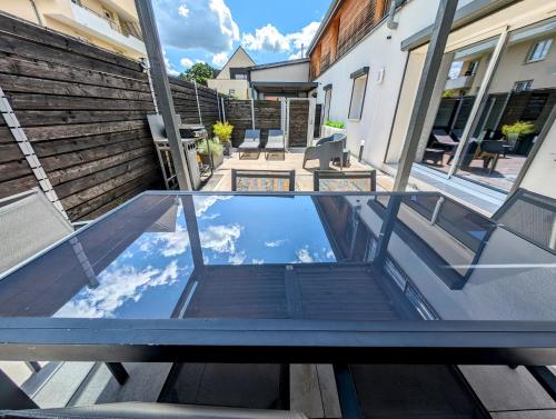 a reflection of the sky in a pool on top of a house at La Chataigneraie in Châtenois