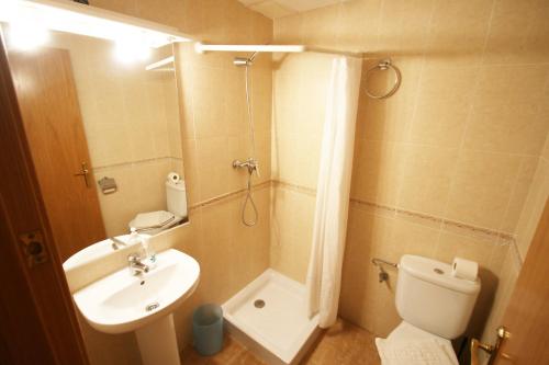 Un baño con lavabo, inodoro y ducha. en Villa Fatima, en Miami Platja