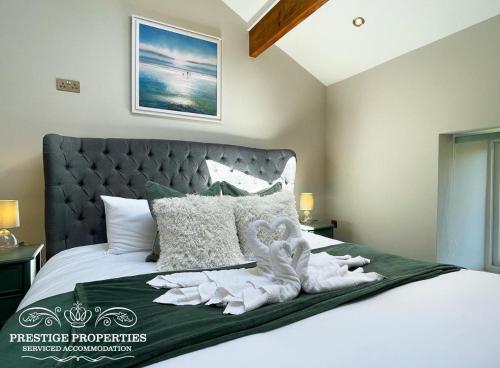 Postel nebo postele na pokoji v ubytování Millstream Barn by Prestige Properties SA