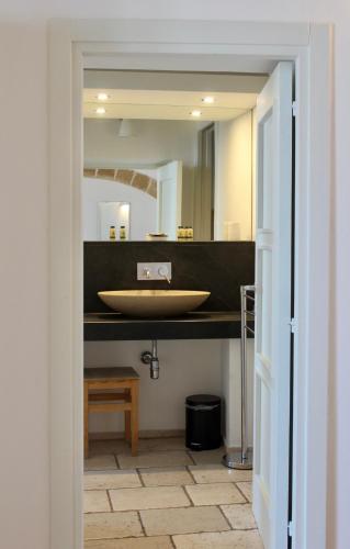ein Badezimmer mit Waschbecken und Spiegel in der Unterkunft B&B Finestra Sul Mare in Gallipoli