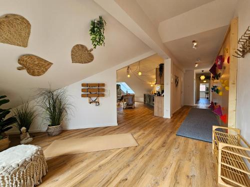 Χώρος καθιστικού στο BETTER l boho apartment l Kletterwand