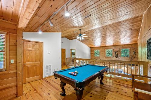 Τραπέζι μπιλιάρδου στο River Lodge By Stony Brook Cabins