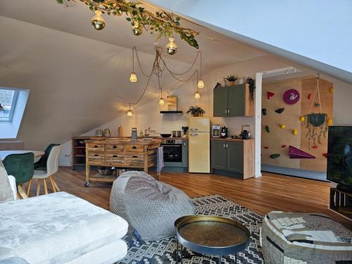 a kitchen and a living room with a table and a refrigerator at BETTER l boho apartment l Kletterwand in Altusried
