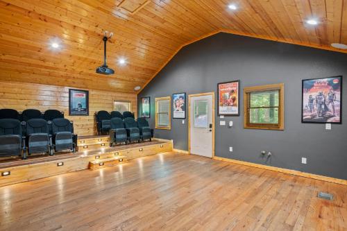 Χώρος καθιστικού στο River Lodge By Stony Brook Cabins