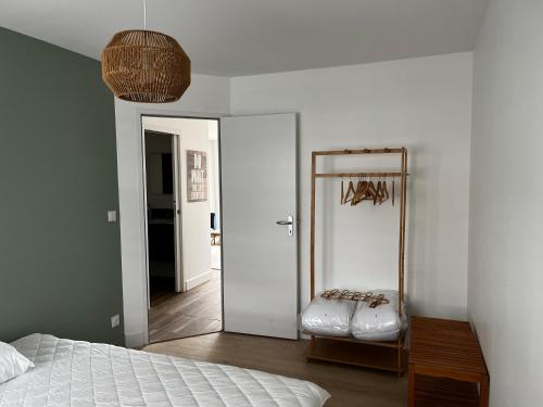 une chambre avec un lit et un miroir au mur dans l'établissement Appartement Granville, à Granville