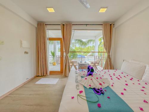 Postel nebo postele na pokoji v ubytování Lagoon Villa Maldives