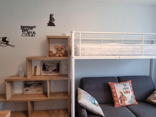 - une chambre avec des lits superposés et un canapé dans l'établissement Studio centre Super-Besse, à Besse-et-Saint-Anastaise