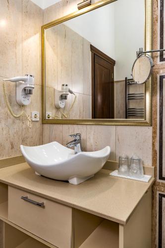 Ванная комната в La Strada Boutique Villa