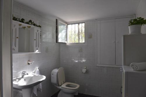 A bathroom at Salamis Beachfront House