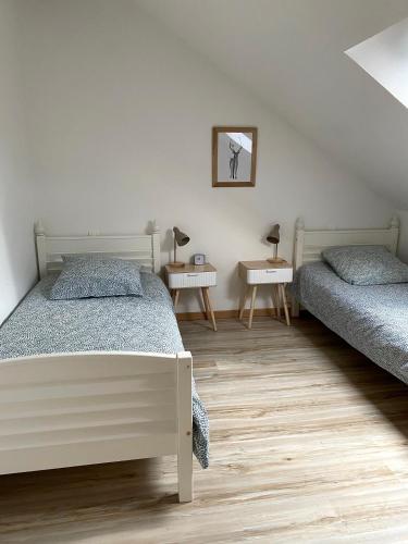 - 2 lits dans une chambre avec 2 tables dans l'établissement Gîte du Prieuré de Corbrandes - Longère typique en pleine nature - Entre Chambord et Beauval, 6 pers, animaux OK, à Soings-en-Sologne