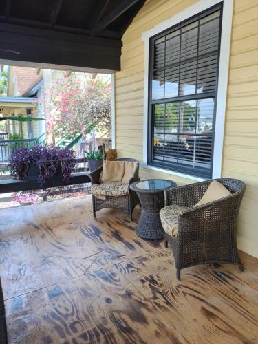 Een zitgedeelte bij Palm Villa Hostel